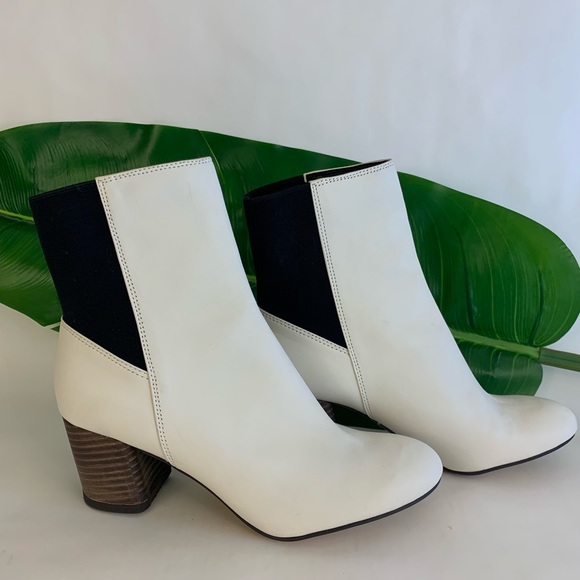 Dolce Vita White Booties. - Picture 4 of 6